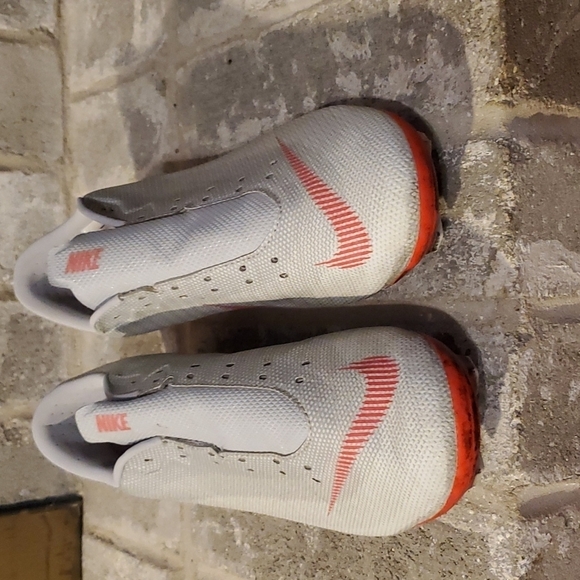 Nike Cleats size 6.5 no shoe strings - Picture 2 of 9